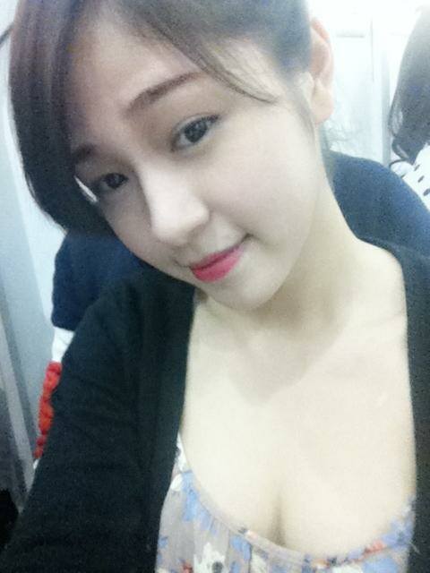 手伸進她的內(nèi)褲里揉捏女女