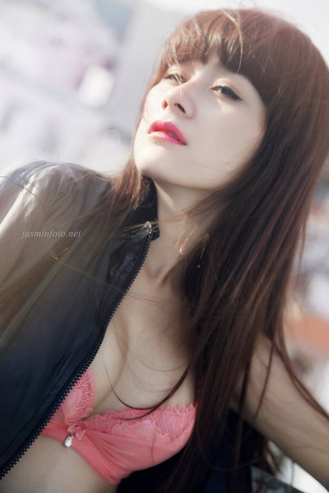 女大學(xué)生美發(fā)沙龍
